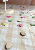 Video in Galerie-Betrachter laden und wiedergeben, Nachhaltiges Konfetti | Streudeko Oster Mix | Pastellfarben Holz | Karotten, Hasen, Ostereier, Tulpen Karotten