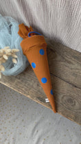 Video in Galerie-Betrachter laden und wiedergeben, Kita-Tüte / Geschwistertüte Musselin in Zimt mit Punkten in Royal Blau
