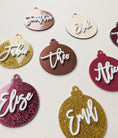 Bild in Galerie-Betrachter laden, Christbaumkugel Anhänger mit Name | Geschenkanhänger | personalisierter Anhänger aus Acryl