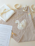 Bild in Galerie-Betrachter laden, DIY Nähset Schultüte Schwan | Schultüte zum Selber nähen mit Schwan Applikation | optional mit Name