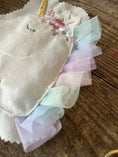 Bild in Galerie-Betrachter laden, Applikation Aufnäher BOHO Einhorn / Patch mit Kuschlfell, Blumenkrone und Einhorn
