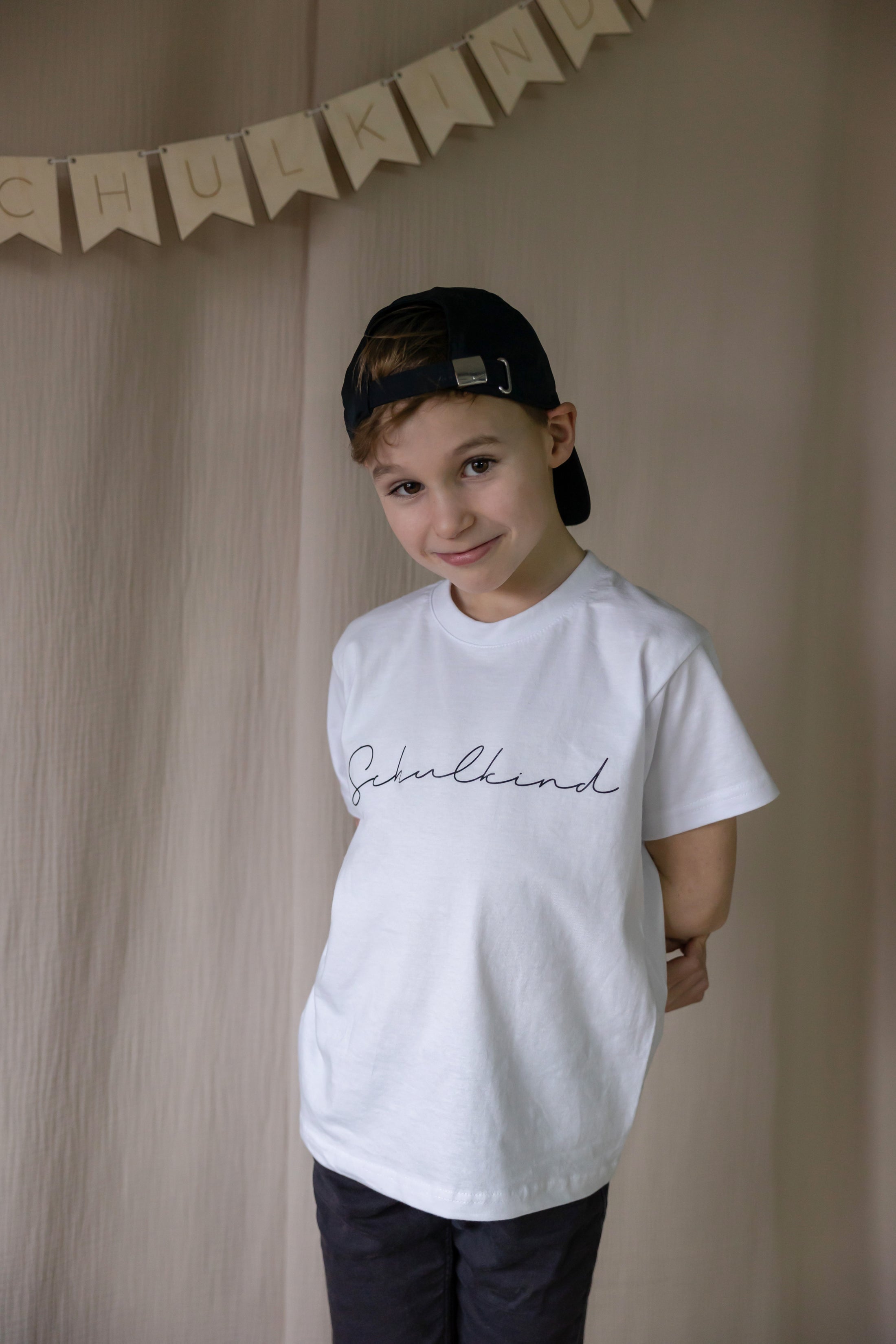 Shirt SCHULKIND weiß mit schwarzer Schrift