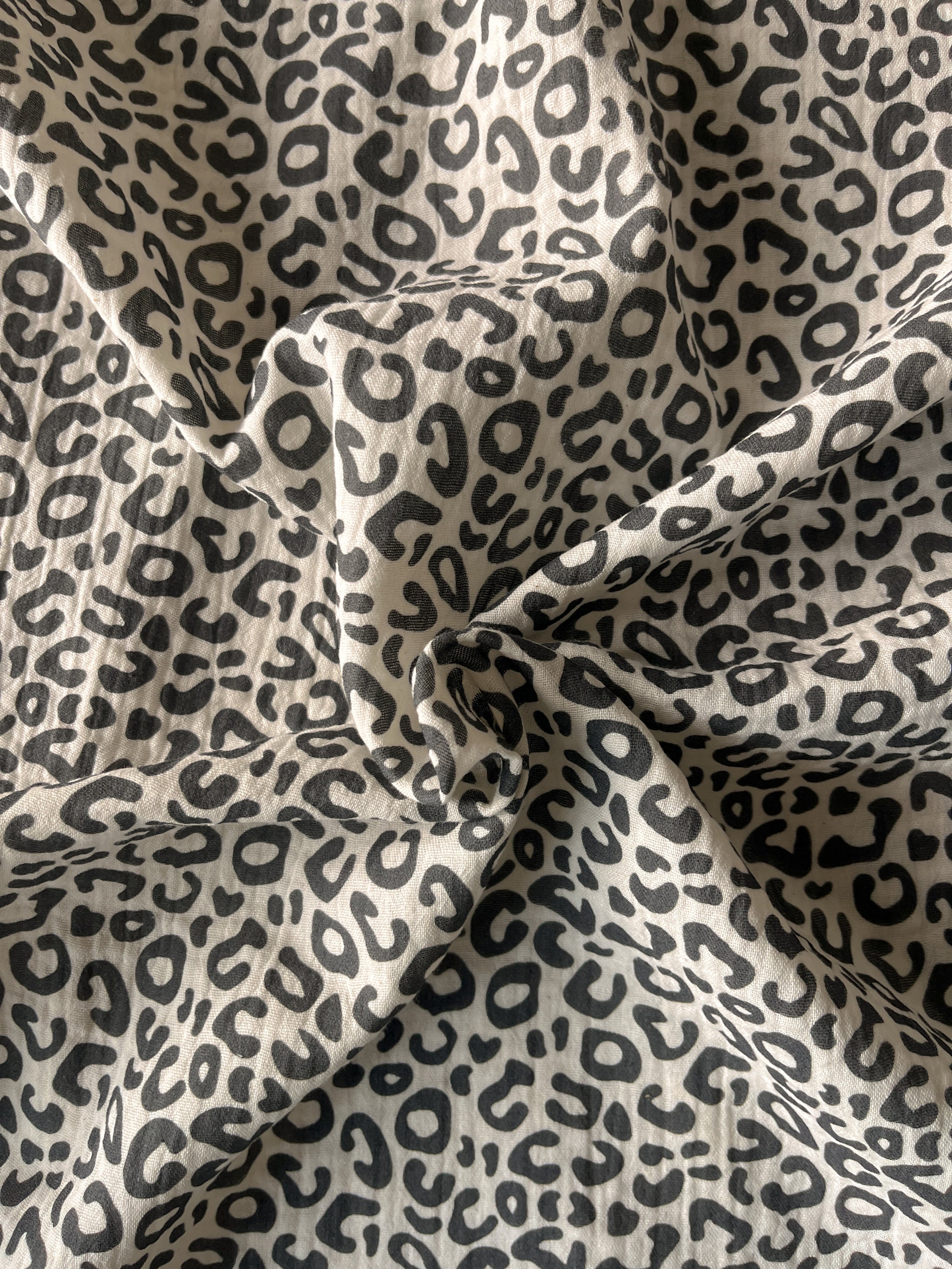 Musselinstoff Leoprint Schwarz-Sand | 100% Baumwolle | hejMARY Eigenproduktion