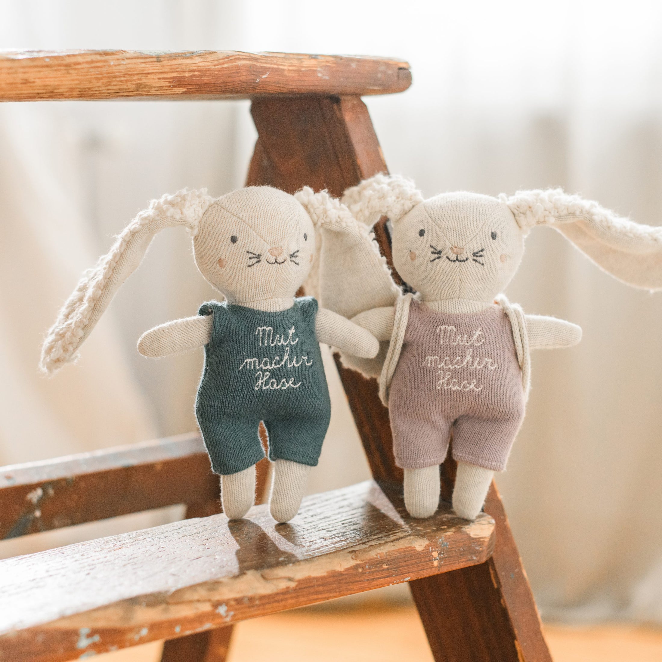 Kuscheltier Mini Hase | Anzug in Flieder | Mutmacher | Geschenk zur Einschulung oder Kita-Start | mit Mini-Rucksack