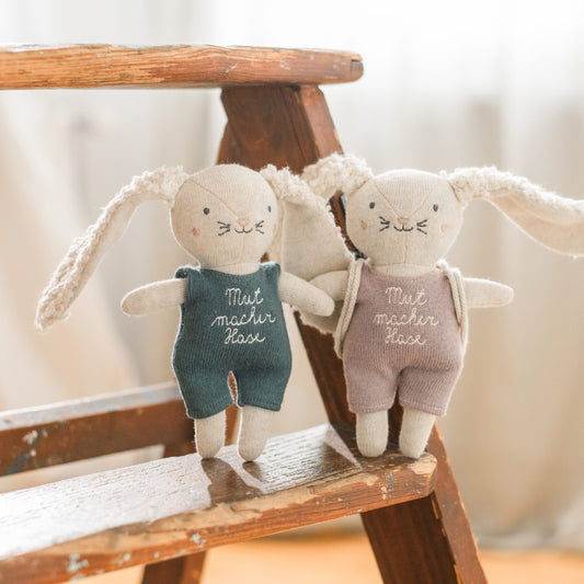 Kuscheltier Mini Hase | Anzug in Flieder | Mutmacher | Geschenk zur Einschulung oder Kita-Start | mit Mini-Rucksack