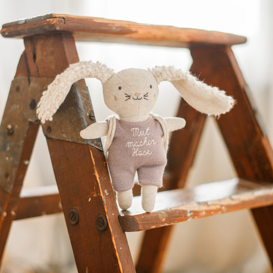 Kuscheltier Mini Hase | Anzug in Flieder | Mutmacher | Geschenk zur Einschulung oder Kita-Start | mit Mini-Rucksack