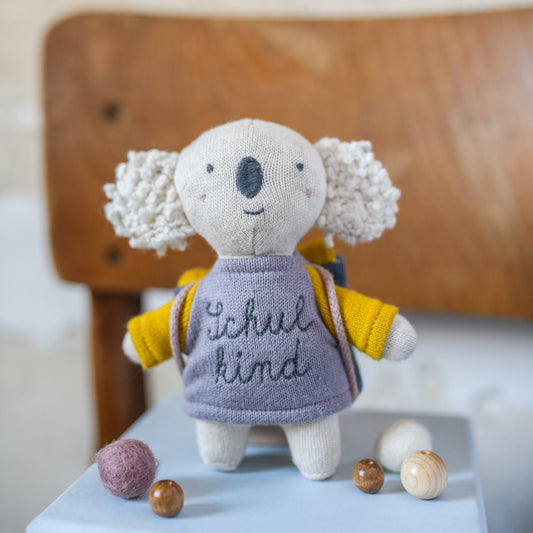 Kuscheltier Mini Koala "Schulkind" | Mutmacher | Geschenk zur Einschulung | mit Mini Schulranzen und Shirt