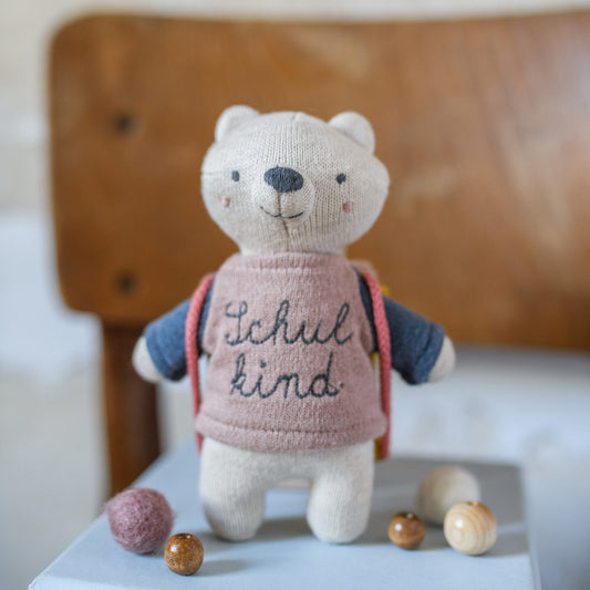 Kuscheltier Mini Bär "Schulkind" | Mutmacher | Geschenk zur Einschulung | mit Mini Schulranzen und Shirt