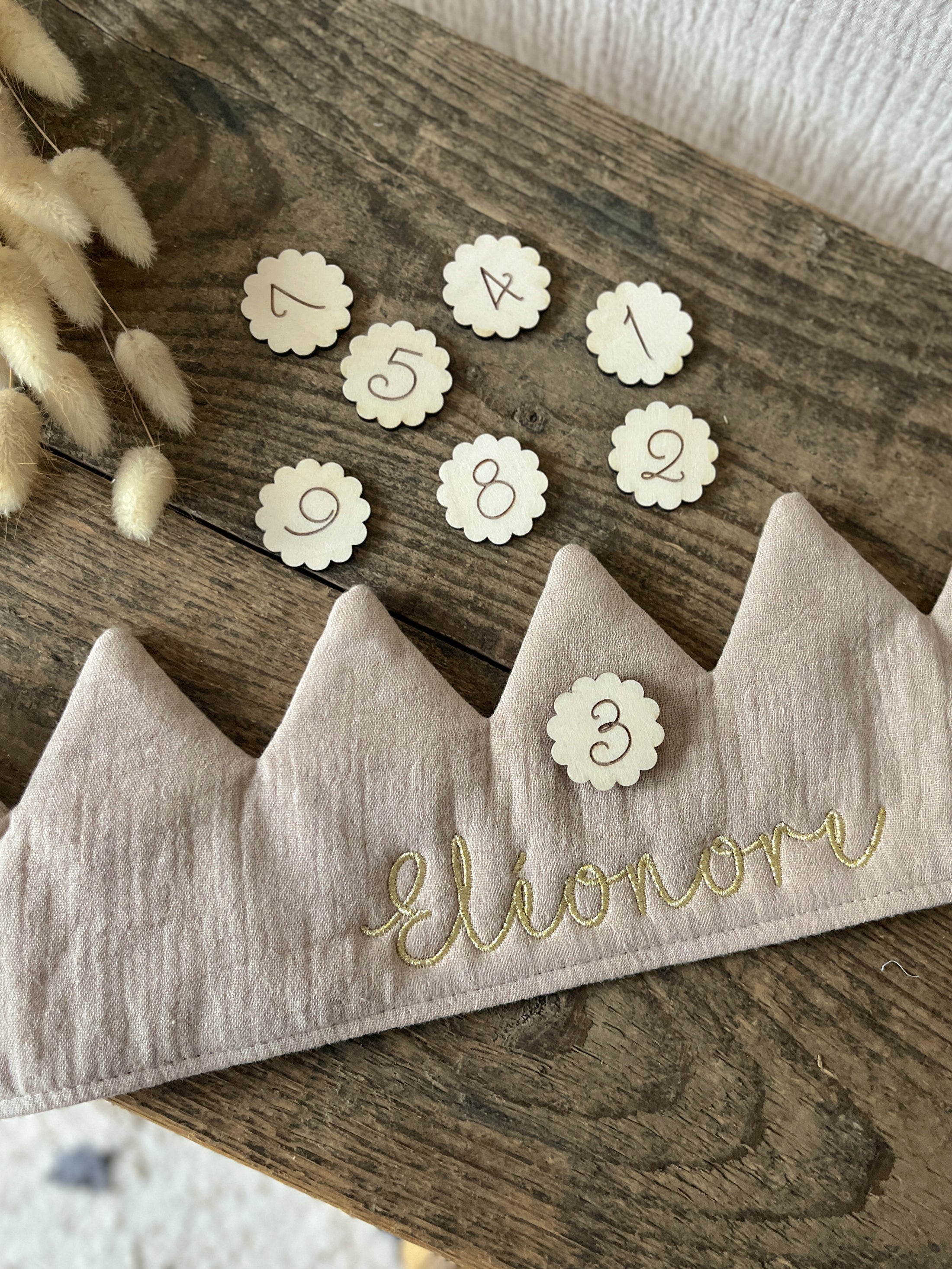 Zahlen für Geburtstagskrone | Zahlen Buttons aus Holz mit Wellenrand