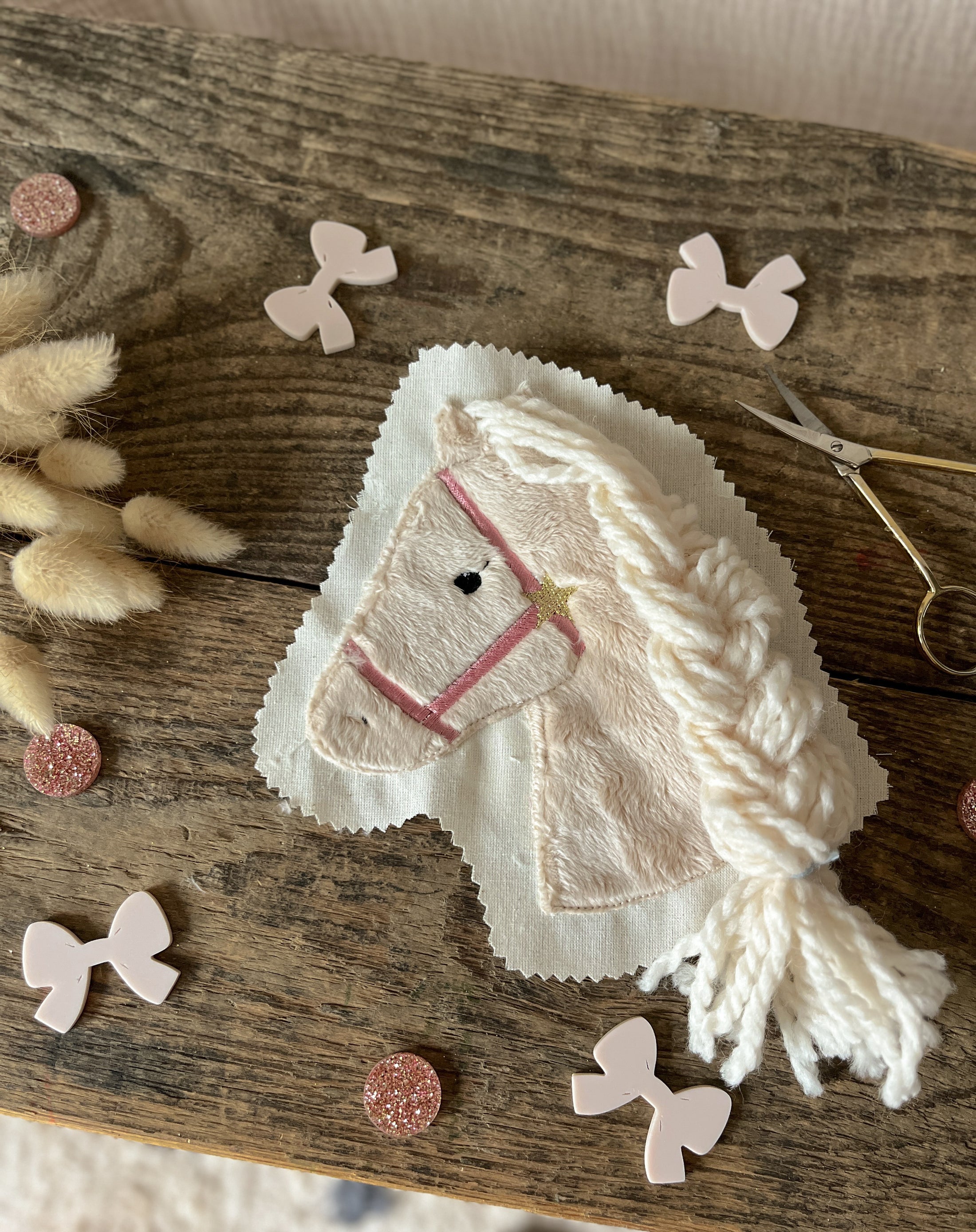 Applikation Aufnäher Pferd | Pferdekopf | beiges Fell mit Mähne Hellbeige | Trense in Rosa