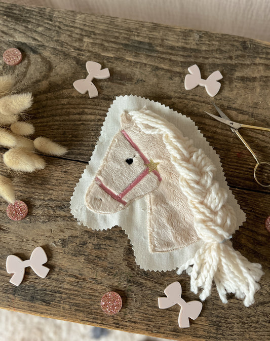 Applikation Aufnäher Pferd | Pferdekopf | beiges Fell mit Mähne Hellbeige | Trense in Rosa