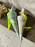 Bild in Galerie-Betrachter laden, Handgefertigte Kita-Tüte / Geschwistertüte Musselin mit Punkten in Neon Gelb
