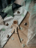 Bild in Galerie-Betrachter laden, Holzstecker Set /Cake Topper Weltraum Weltall Rakete Astronaut Planeten
