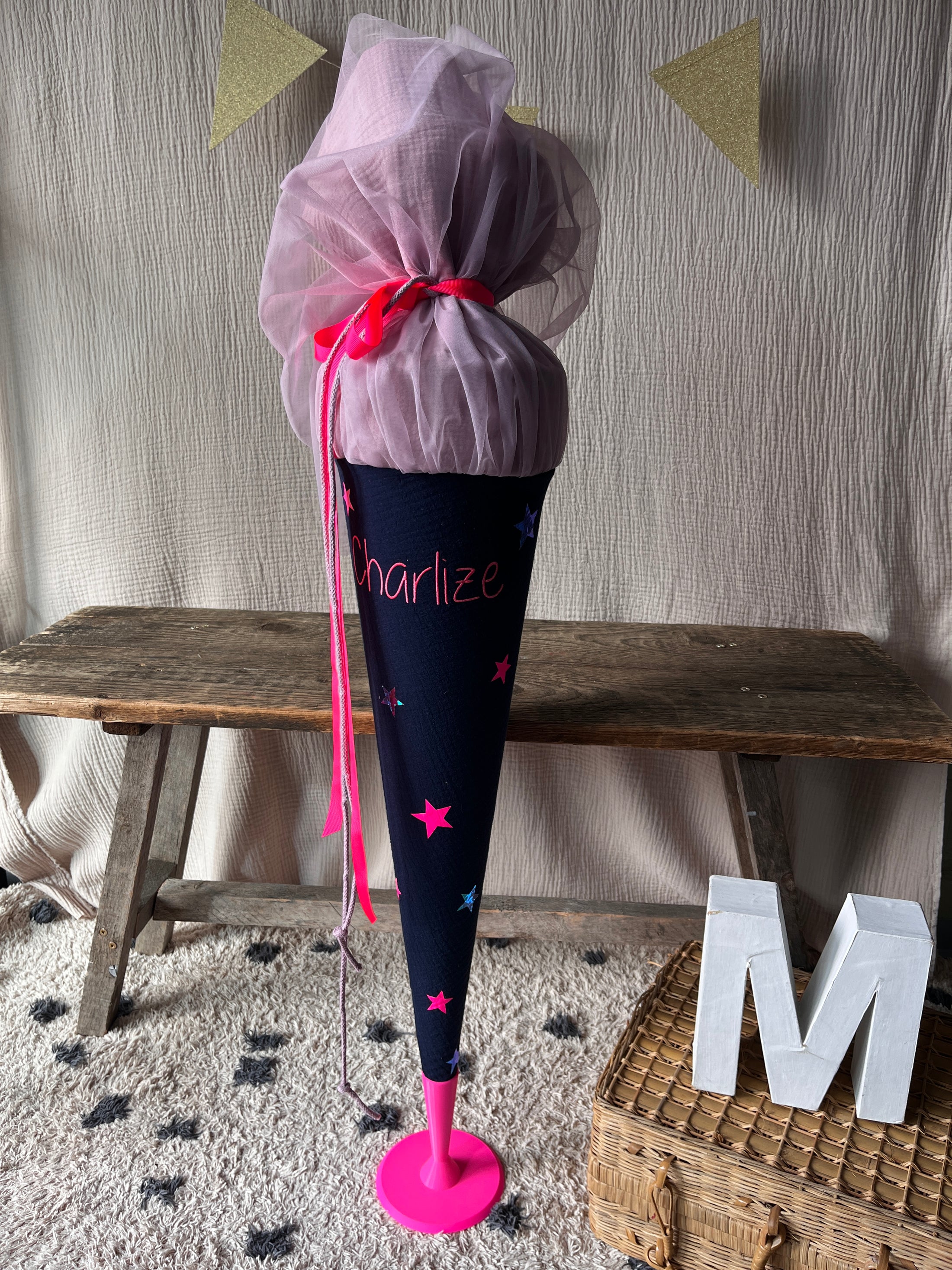 Schultüte Musselin Dunkelblau mit Sternchen in Neonpink und Holo | Verschluss Tüll in Altflieder