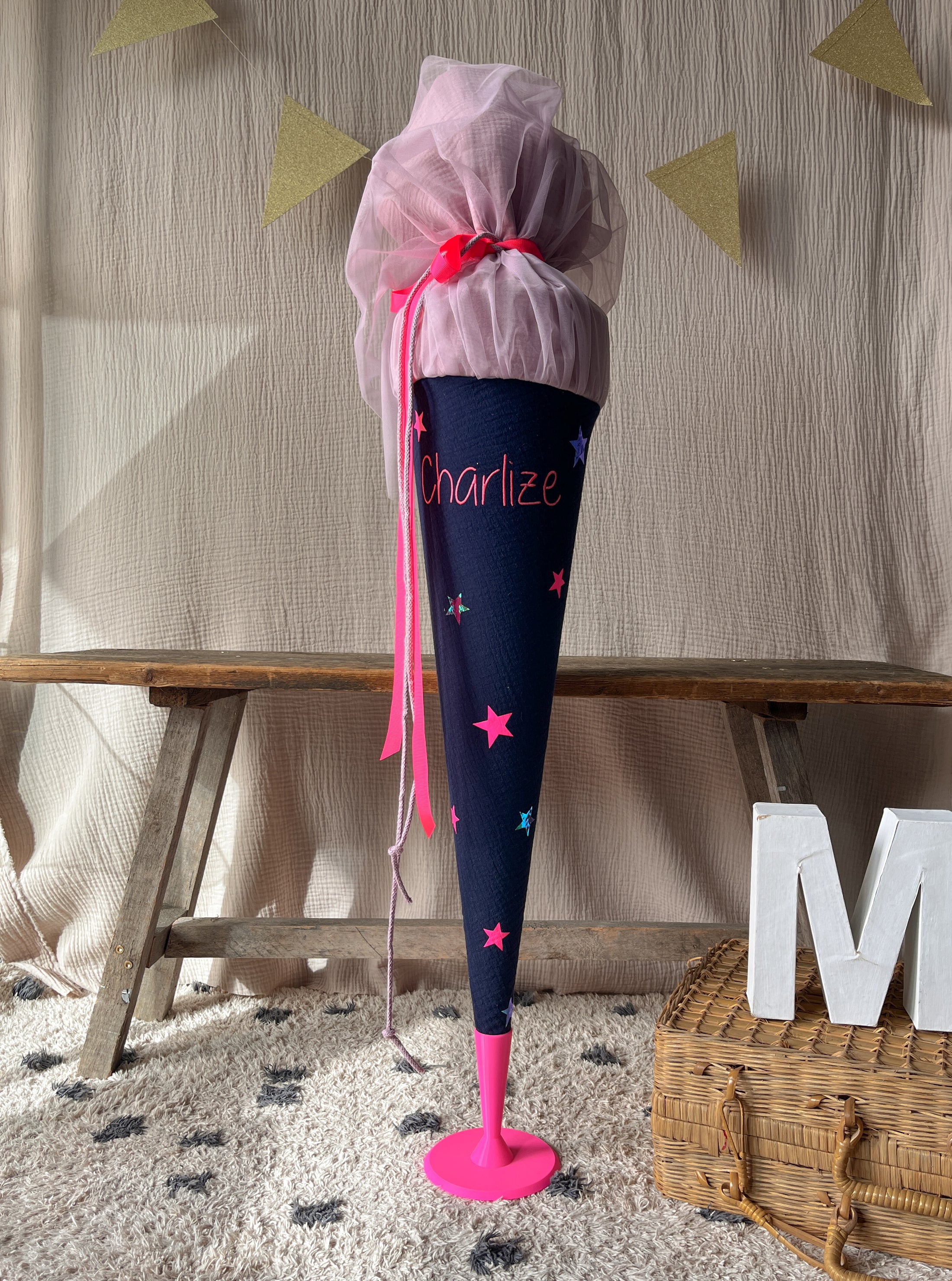 Schultüte Musselin Dunkelblau mit Sternchen in Neonpink und Holo | Verschluss Tüll in Altflieder