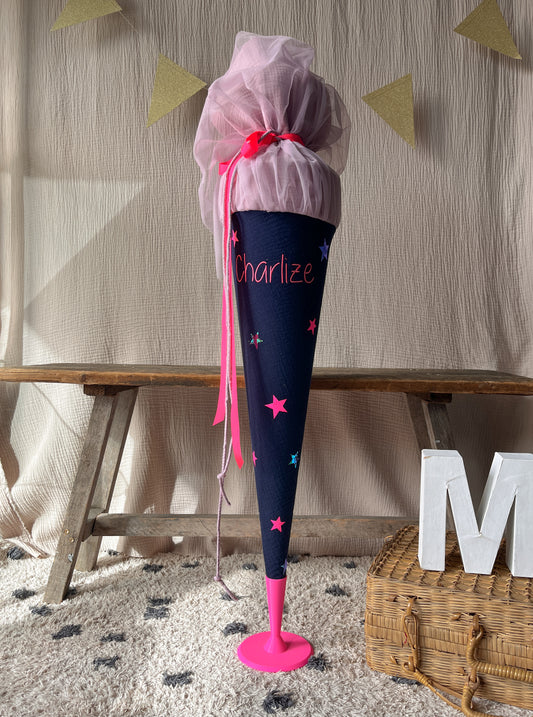 Schultüte Musselin Dunkelblau mit Sternchen in Neonpink und Holo | Verschluss Tüll in Altflieder