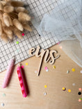 Bild in Galerie-Betrachter laden, Cake Topper Zahl als Wort klassische Schrift aus Holz
