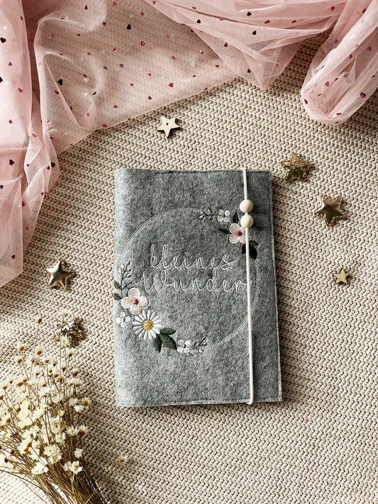 Mutterpasshülle Blumenkranz Wollfilz *Kleines Wunder*