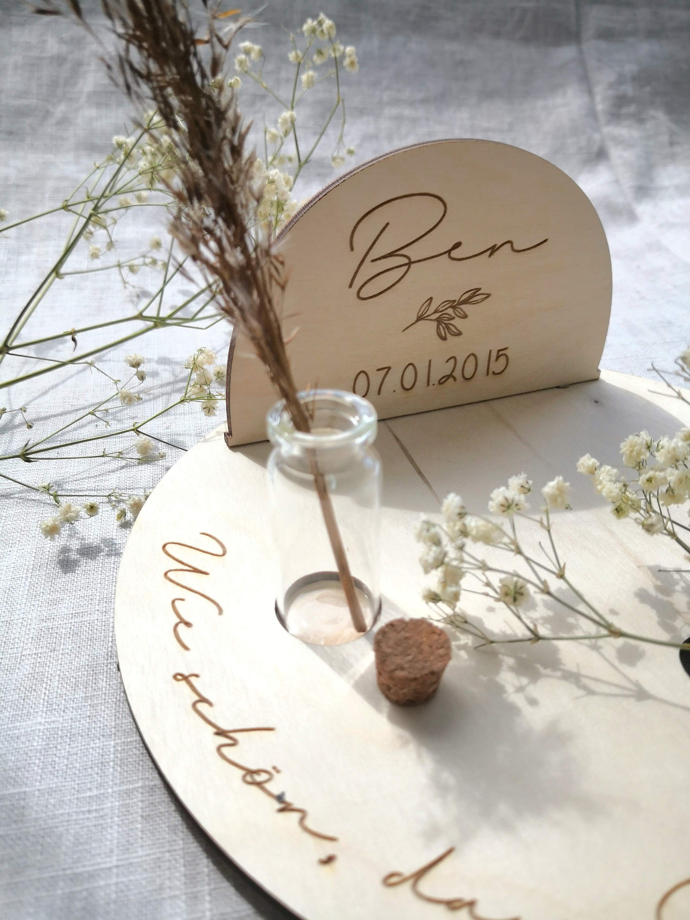 Steckfigur mit NAME und Geburtsdatum aus Holz | Namensstecker für Geburtstagskranz