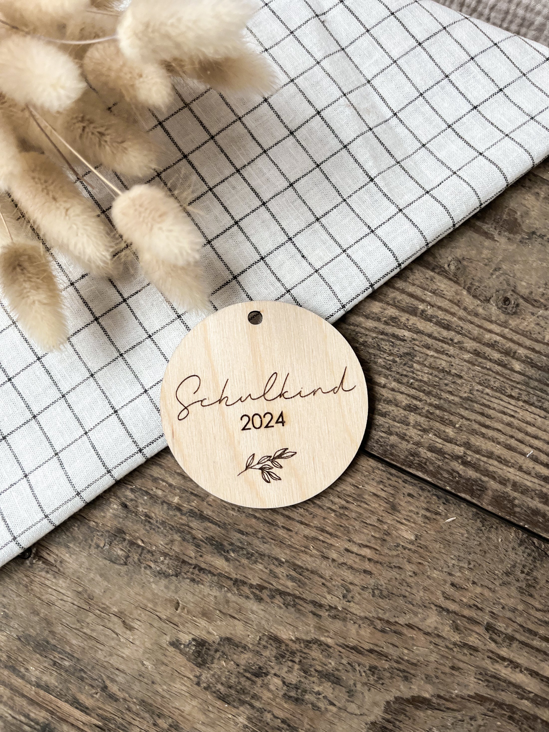 Holzanhänger Schulkind 2025 mit Zweig