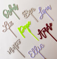 Bild in Galerie-Betrachter laden, Namensstecker Holz oder Acryl | Personalisierter Cake Topper / Schriftzug | Steckfigur für Geburtstagskranz
