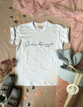 Bild in Galerie-Betrachter laden, Shirt SCHULKIND weiß mit schwarzer Schrift
