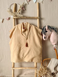 Bild in Galerie-Betrachter laden, Badeponcho aus Musselin in Butter Yellow
