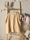 Bild in Galerie-Betrachter laden, Badeponcho aus Musselin in Butter Yellow
