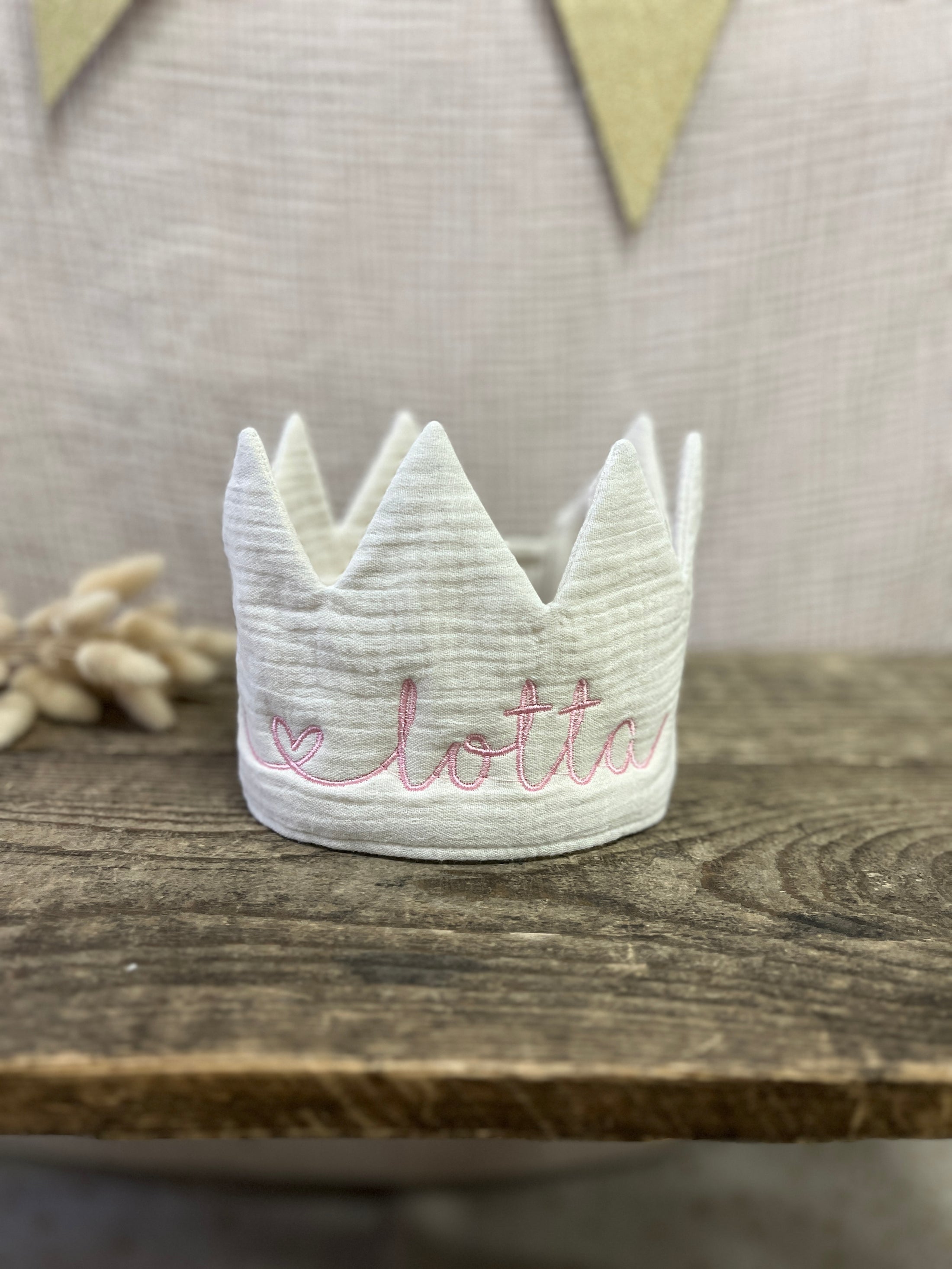 SALE% Geburtstagskrone | Musselin Natur | "Lotta" Stickerei in Rosa