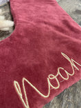 Bild in Galerie-Betrachter laden, SALE% | Nikolausstiefel | Samtstoff Rosenholz | mit Namensstickerei "Noah" in Gold
