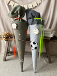 Bild in Galerie-Betrachter laden, Schultüte MINI MOTIVE Sport | Musselin Khaki mit Neon Orange Details | optional mit Name
