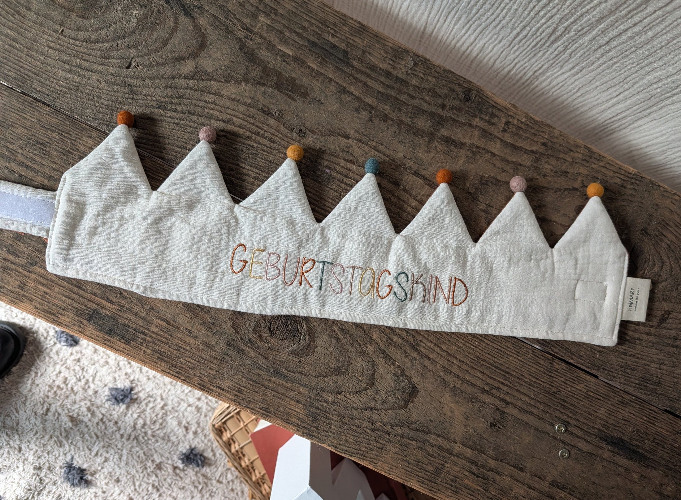SALE% Geburtstagskrone| Musselin Natur/ Zimt | "GEBURTSTAGSKIND" Stickerei in Brauntönen