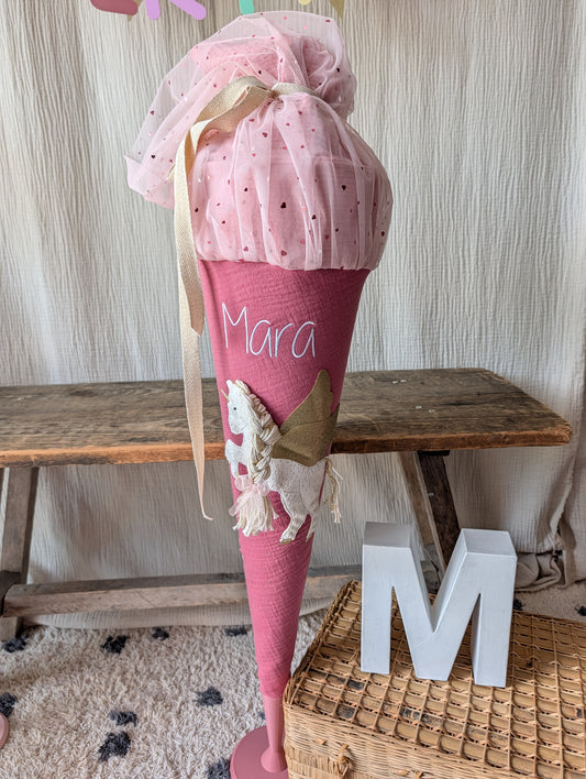 SALE% Schultüte Pegasus "Mara" | Helle Beere und Herzchentüll | mit Namensstickerei "Mara" und Schulkind 2026 Stickerei