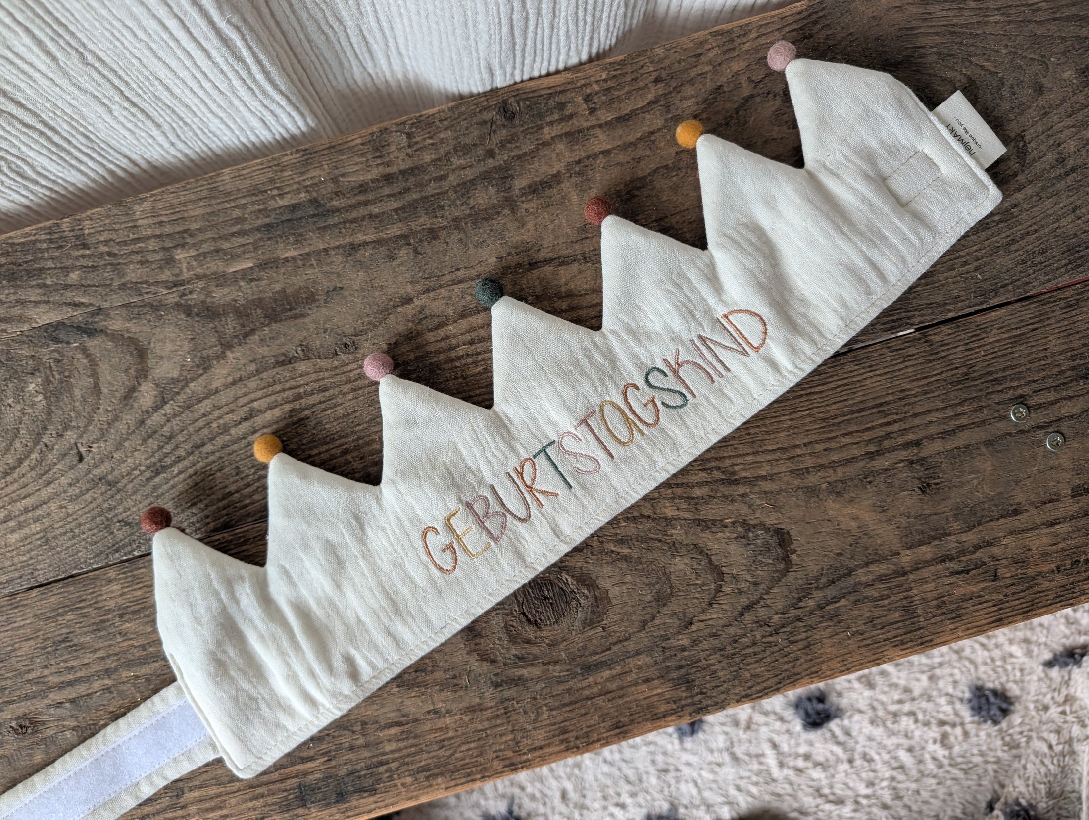 SALE% Geburtstagskrone| Musselin Natur/ Zimt | "GEBURTSTAGSKIND" Stickerei in Brauntönen