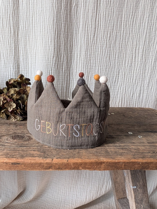 SALE% Geburtstagskrone| Musselin Khaki | "GEBURTSTAGSKIND" Stickerei in Brauntönen