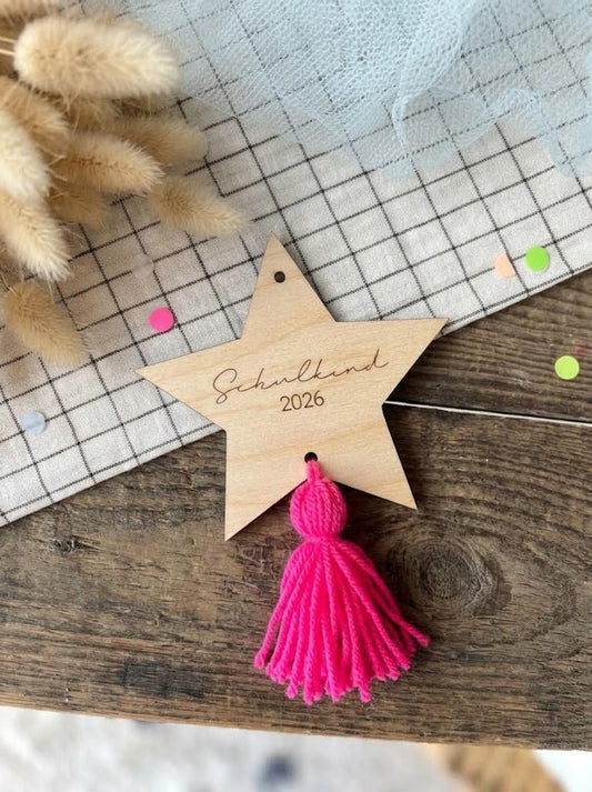 Holzanhänger Stern mit Quaste in Neonpink | Schulkind 2026 Gravur