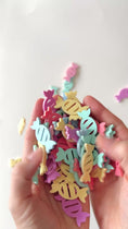 Video in Galerie-Betrachter laden und wiedergeben, Nachhaltiges Konfetti | Streudeko Bonbons Süßigkeiten | Pastellfarben | 40 Teile im Mix | Geburtstag Einschulung

