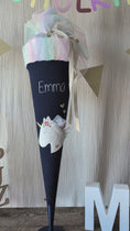Video in Galerie-Betrachter laden und wiedergeben, SALE% Schultüte Boho Einhorn in Dunkelblau und Regenbogentüll | mit Namensstickerei "Emma"
