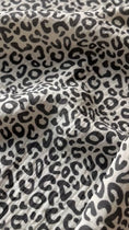 Video in Galerie-Betrachter laden und wiedergeben, Musselinstoff Leoprint Schwarz-Sand | 100% Baumwolle | hejMARY Eigenproduktion
