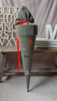 Video in Galerie-Betrachter laden und wiedergeben, Schultüte MINI MOTIVE Sport | Musselin Khaki mit Neon Orange Details | optional mit Name
