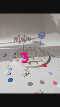 Video in Galerie-Betrachter laden und wiedergeben, Geburtstagskranz 2.0 *STARTER SET* Zufallsfarben | mit Name & Zahlen | Gratis Motivstecker Smiley oder Ballon
