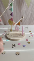 Video in Galerie-Betrachter laden und wiedergeben, Mini Wimpelkette | Motivstecker für Geburtstagskranz | Regenbogen Pastellfarben | Wollfilz
