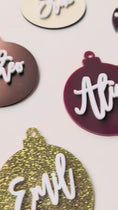 Video in Galerie-Betrachter laden und wiedergeben, Christbaumkugel Anhänger mit Name | Geschenkanhänger | personalisierter Anhänger aus Acryl
